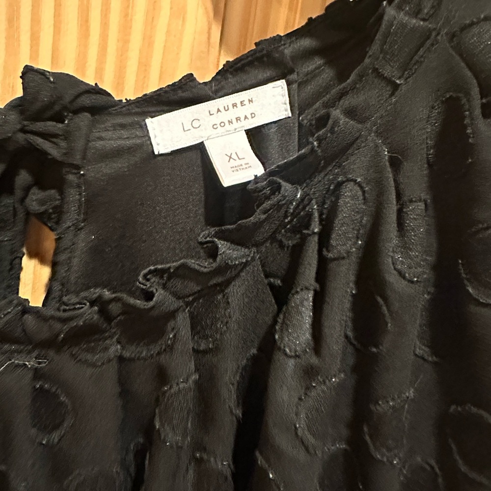 Black Dot-Textured Cap Sleeve Women's Top - Picture 3 of 7